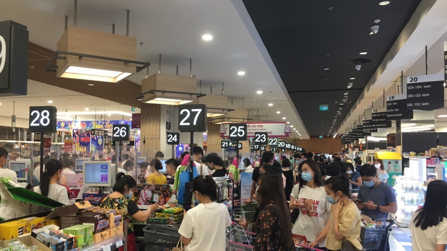 Dân đổ xô đi mua hàng tích trữ, siêu thị ở Hà Nội quá tải